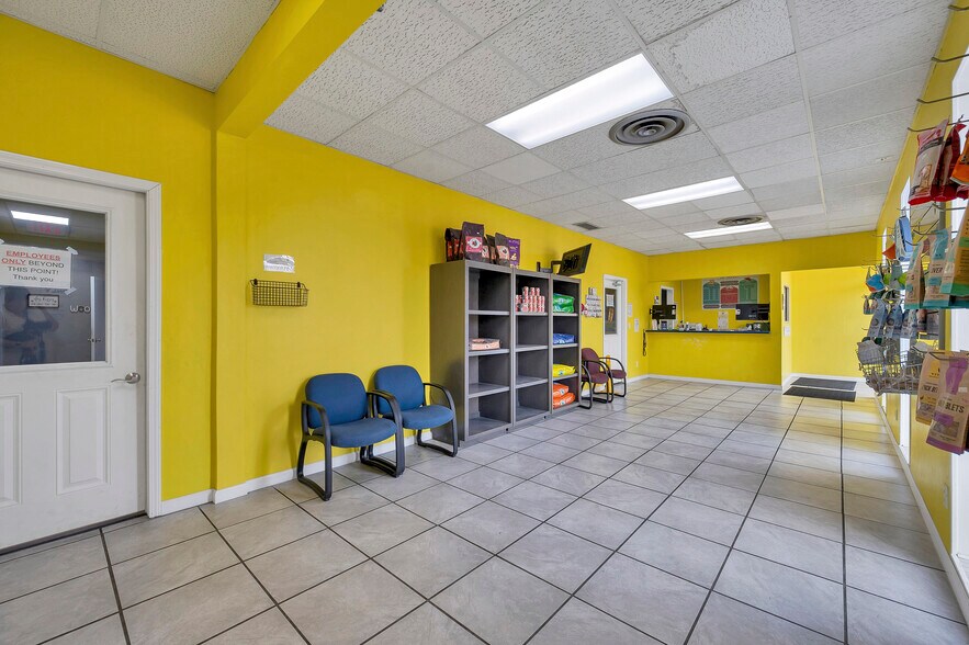 More Photos Of 1279 E Mason St, Green Bay Storefront For Sale