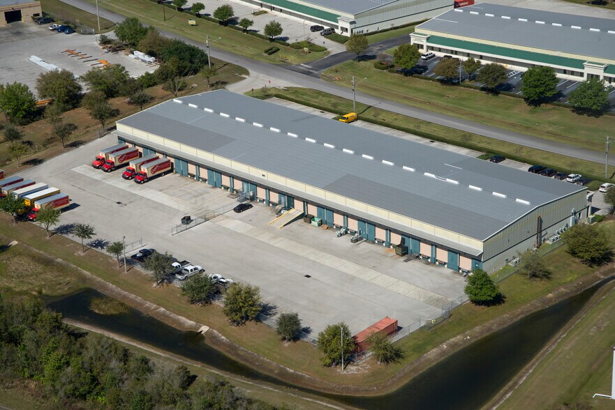 More Photos Of 5030 Gateway Blvd, Lakeland Warehouse For Lease