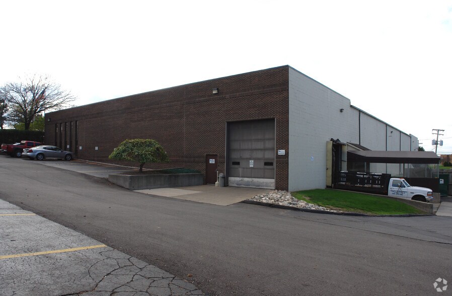 More Photos Of 23409 Industrial Park Ct, Farmington Hills Warehouse For Lease