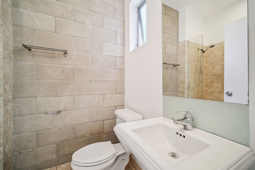 More Photos Of 717 N Highland Ave, Los Angeles Flex For Sale