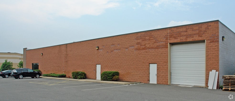 More Photos Of 31 Old Dock Rd, Yaphank Distribution For Sale