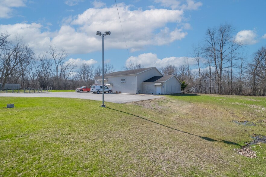 More Photos Of 2170 Lavelle Rd, Flint Flex For Sale