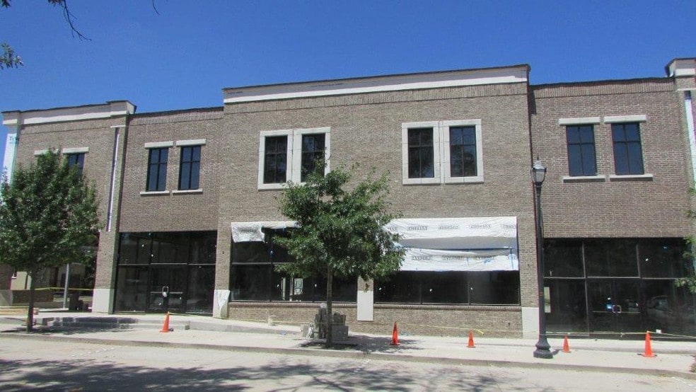 More Photos Of 409 N Oak St, Roanoke Storefront Retail Office For Lease