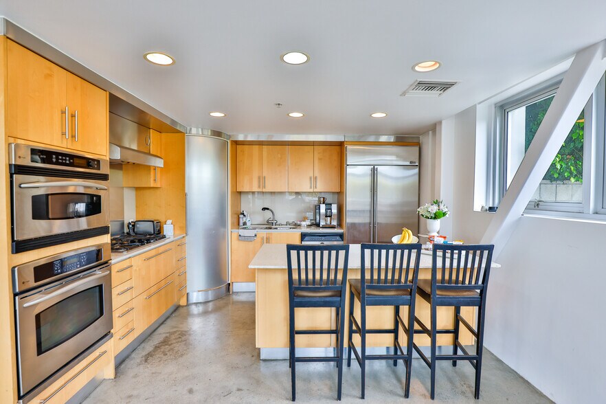 More Photos Of 2100 Abbot Kinney Blvd, Venice Office For Lease