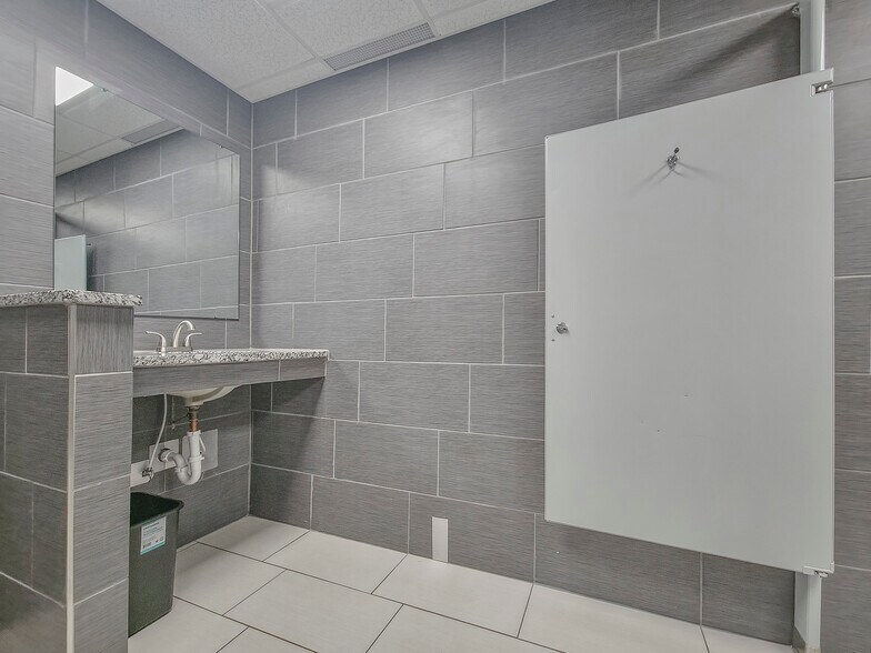 More Photos Of 6001 Nw Expressway, Oklahoma City Office For Sale