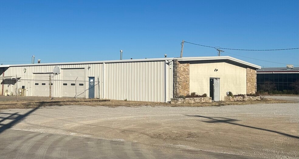 More Photos Of 8189 E 44th St, Tulsa Manufacturing For Lease