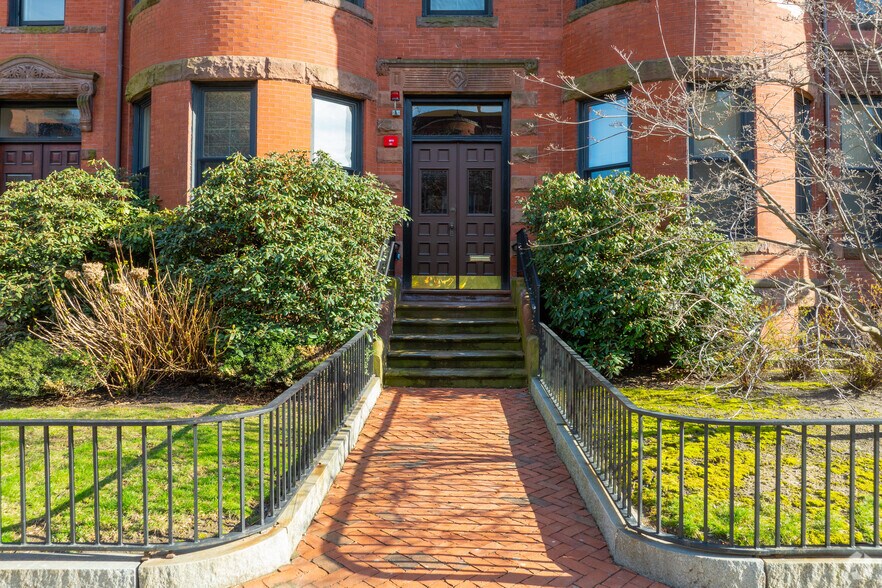 More Photos Of 298-300 Newbury St, Boston Schools For Sale