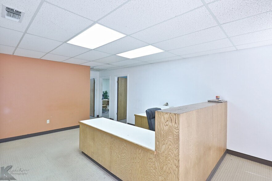 More Photos Of 411 E South 11th St, Abilene Warehouse For Lease