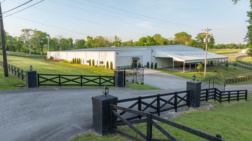 More Photos Of 5830 Highway 231 S, Castalian Springs Showroom For Sale