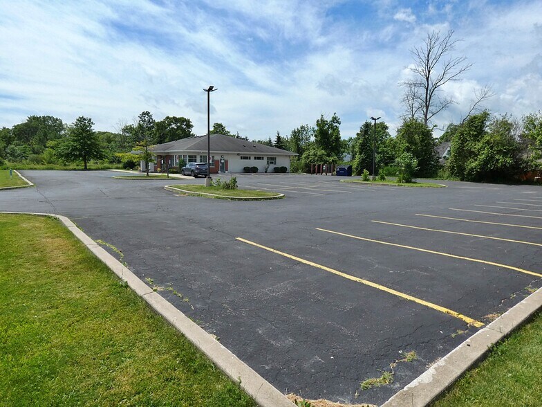 More Photos Of 6934 Elaine Dr, Niagara Falls Office For Sale