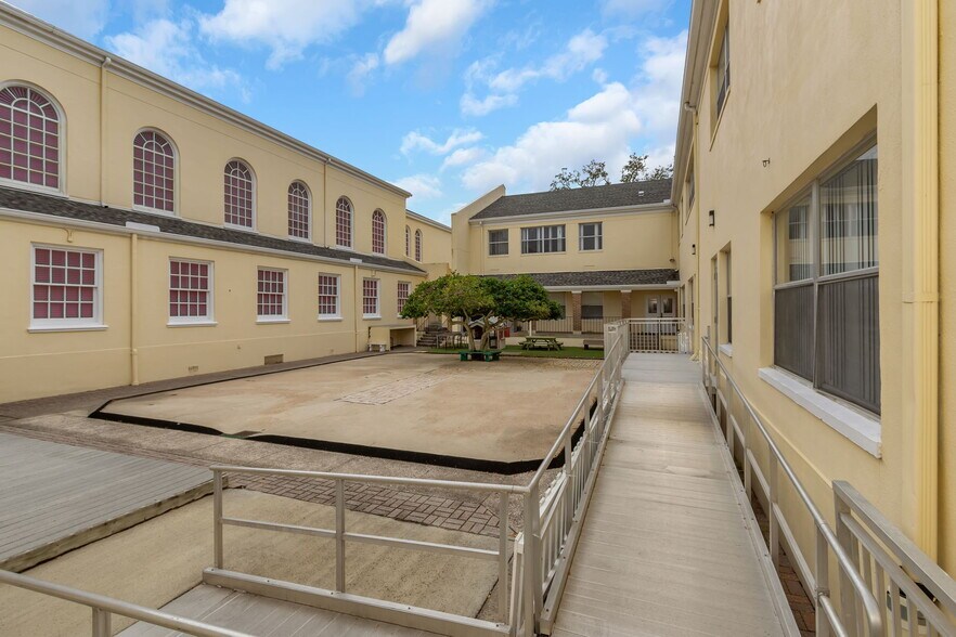 More Photos Of 411 Turner St, Clearwater Schools For Lease