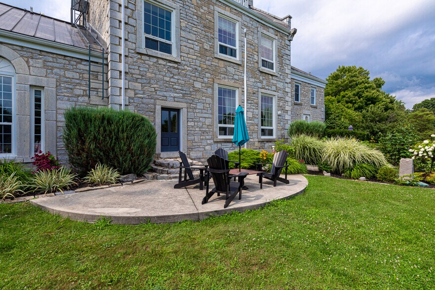 More Photos Of 8 Starr Pl, Kingston Hospitality For Sale