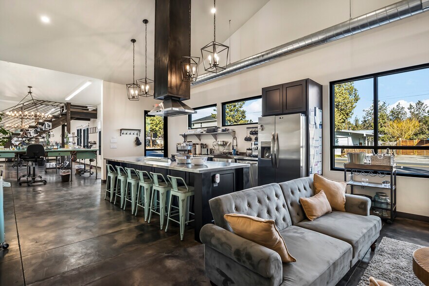 More Photos Of 19885 7th St, Bend Flex For Sale