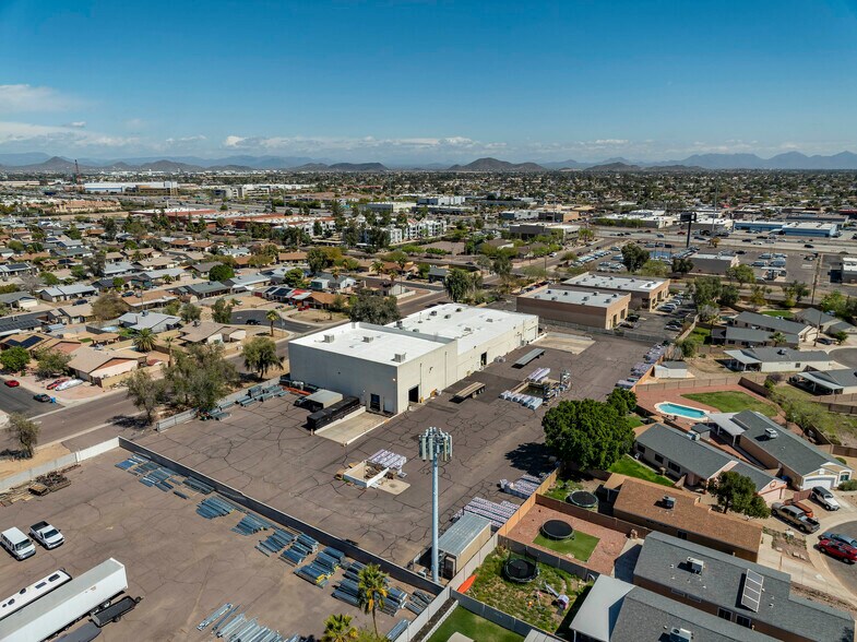 More Photos Of 2727 W Grovers Ave, Phoenix Warehouse For Lease