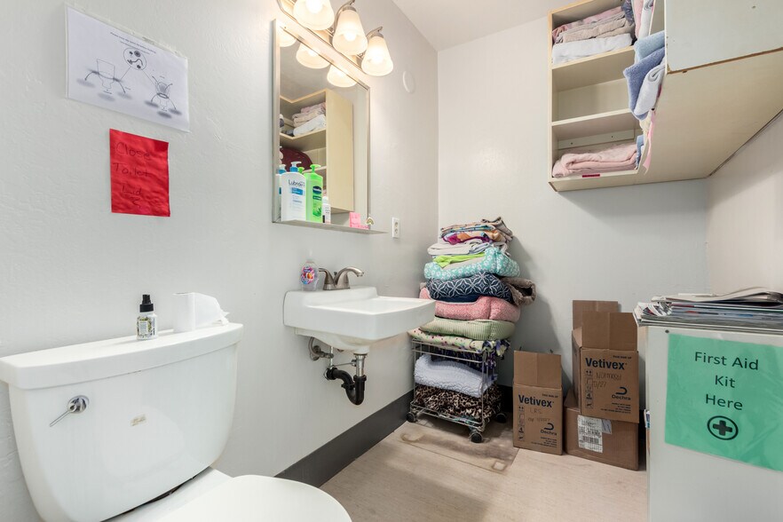 More Photos Of 20 W Dunlap Rd, Phoenix Veterinarian Kennel For Sale