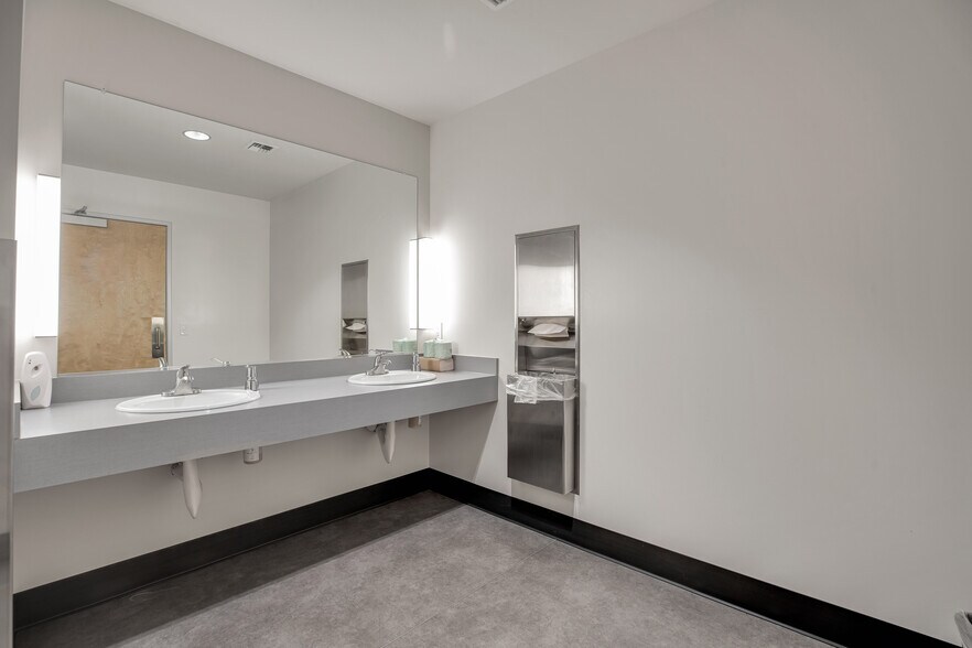 More Photos Of 5504 S 11th St, Ridgefield Distribution For Lease