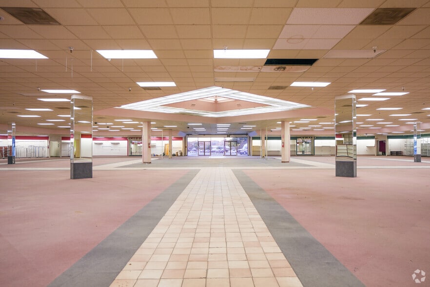 More Photos Of 901 N Polk St, DeSoto General Retail For Lease
