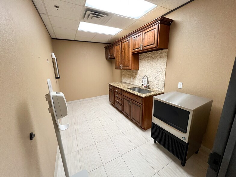 More Photos Of 3510 N A St, Midland Office For Lease