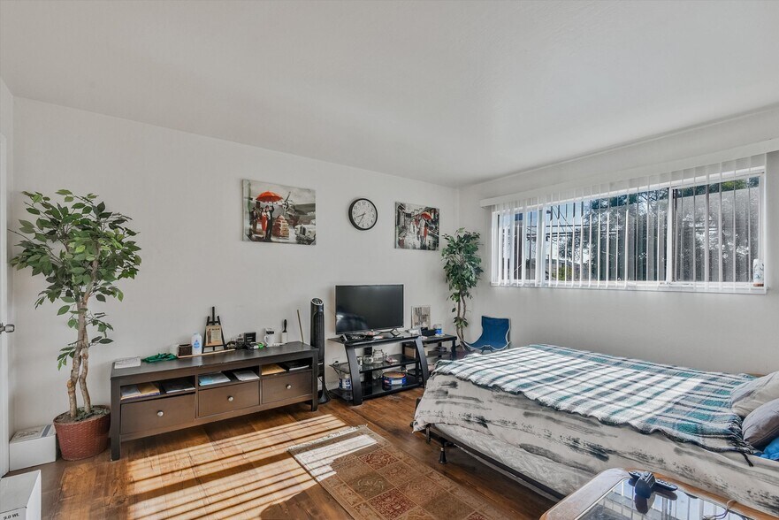 More Photos Of 1927 82nd Ave, Oakland Apartments For Sale