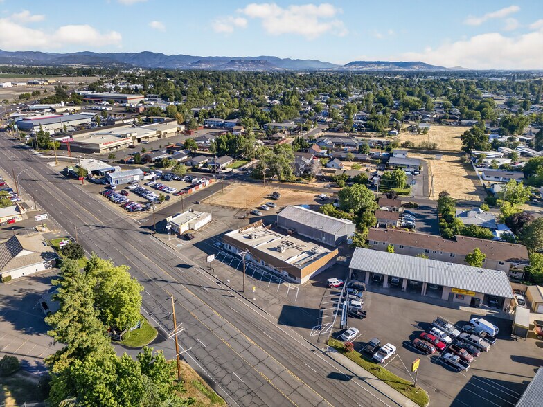 More Photos Of 2714 N Pacific Hwy, Medford Storefront Retail Office For Sale