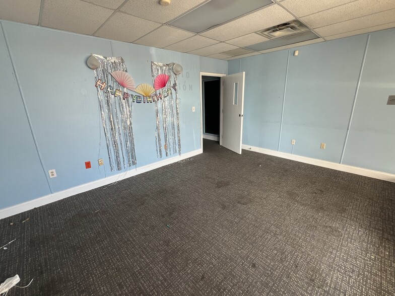 More Photos Of 5200-5322 Pearl St, Jacksonville Unknown For Lease