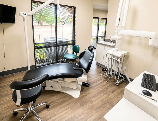 More Photos Of 1721 Cimarron Trl, Hurst Medical For Lease
