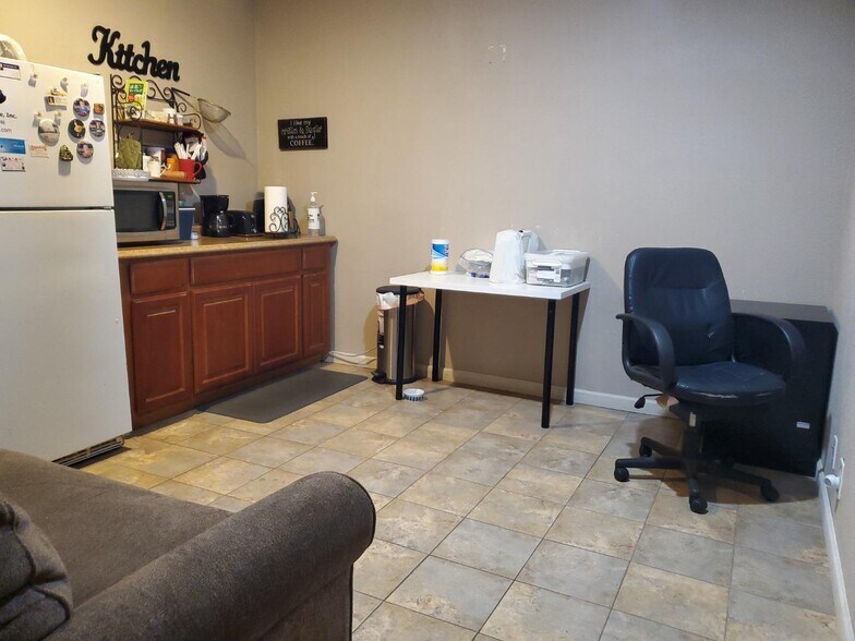 More Photos Of 1272 4th St, Los Banos Office For Lease