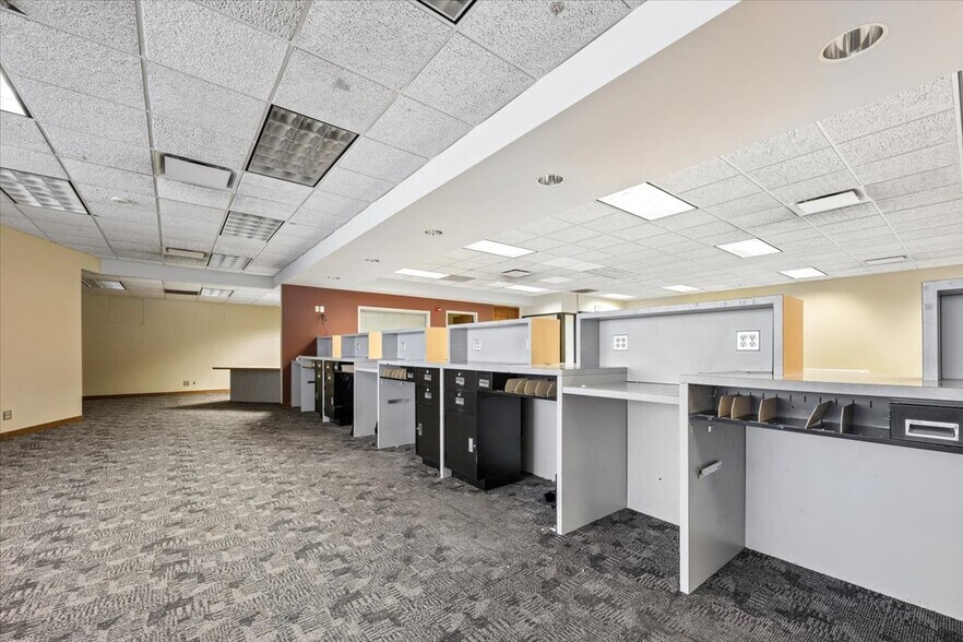 More Photos Of 7525 W Madison St, Forest Park Storefront Retail Office For Lease