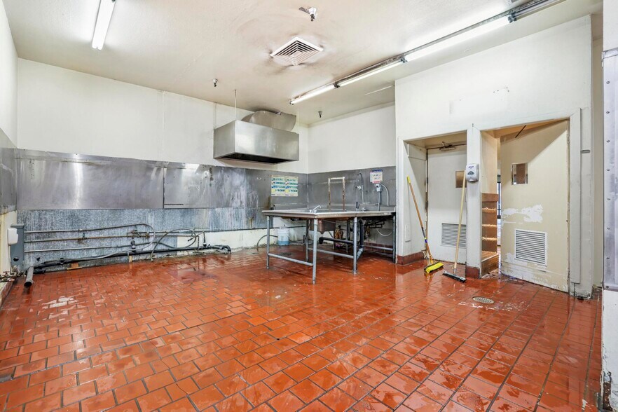 More Photos Of 1351 Blue Lakes N Blvd, Twin Falls Storefront Retail Office For Lease