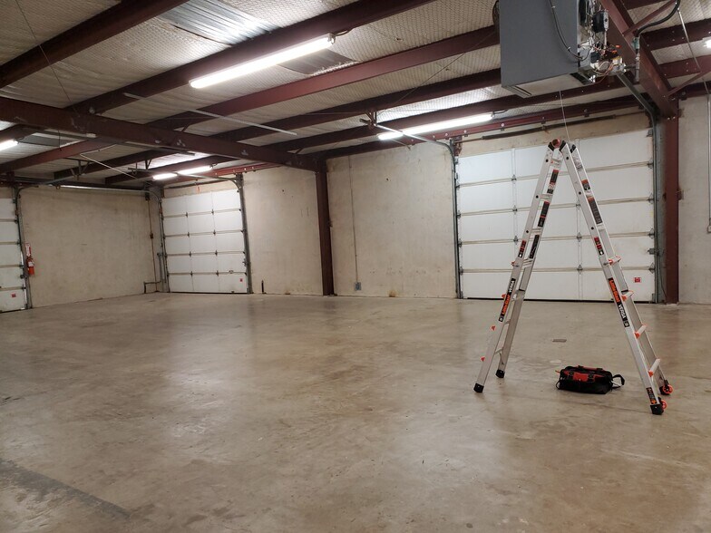 More Photos Of 16015 University Oak, San Antonio Service For Lease