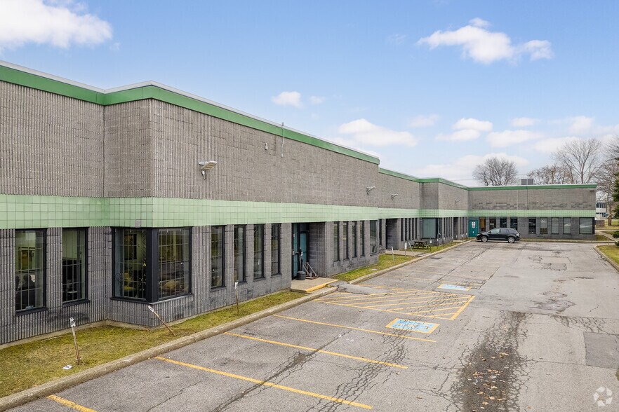More Photos Of 5776-5782 Blvd Thimens, Montréal Warehouse For Lease