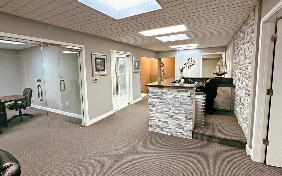 More Photos Of 33604 Grand River Ave, Farmington Office For Sale