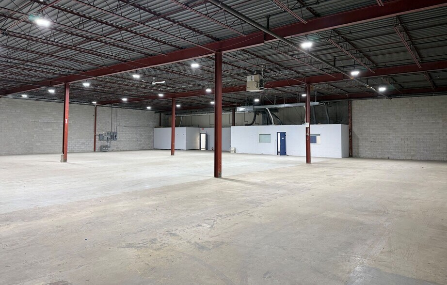 More Photos Of 72-80 Rolark Dr, Toronto Showroom For Lease