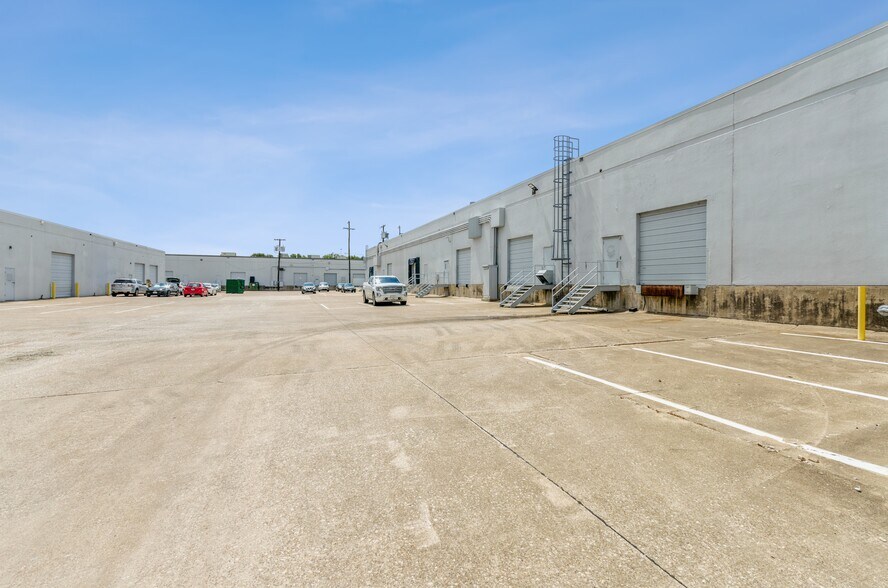 More Photos Of 10410-10420 Miller Rd, Dallas Unknown For Lease