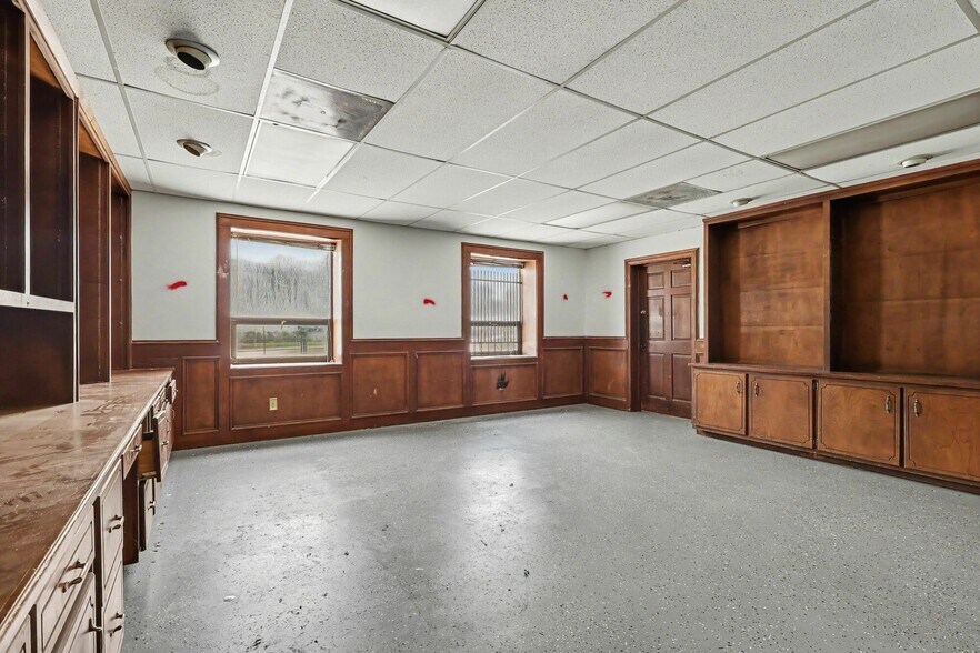 More Photos Of 1445 Cleveland Ave, East Point Showroom For Sale