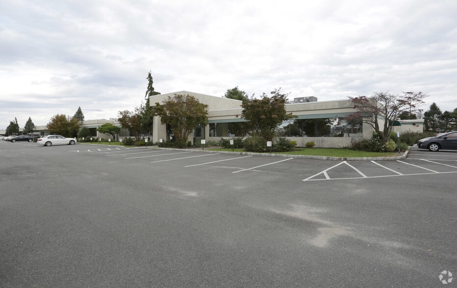 More Photos Of 270-278 Duffy Ave, Hicksville Light Manufacturing For Lease