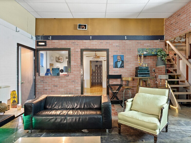 More Photos Of 1200 Gibson Street, Austin Bar For Sale