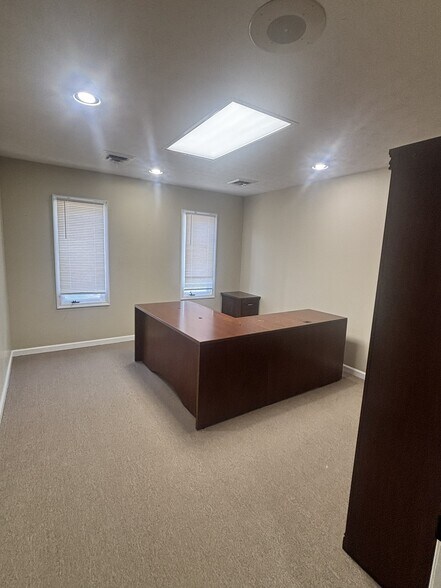More Photos Of 1011 N Broadway St, Knoxville Office For Lease