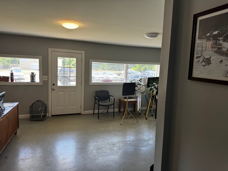 More Photos Of 3802 W Vernon Ave, Kinston Light Distribution For Sale
