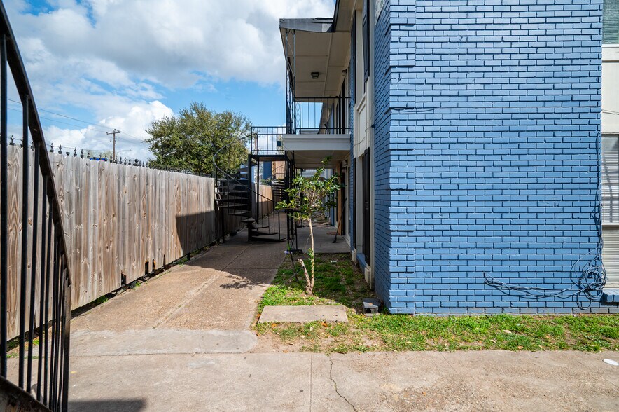 More Photos Of 122 E Crosstimbers St, Houston Apartments For Sale