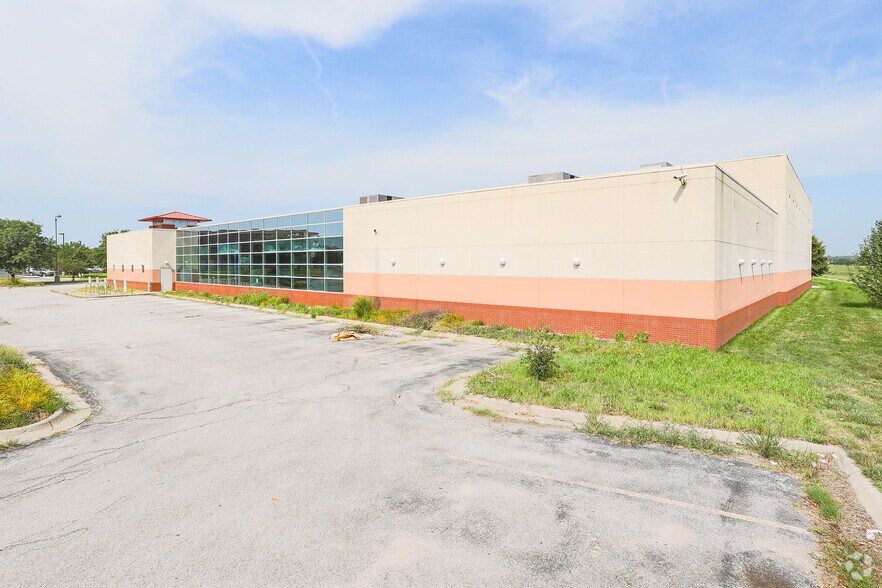 More Photos Of 4007 S 145th Plz, Omaha Health Club For Lease