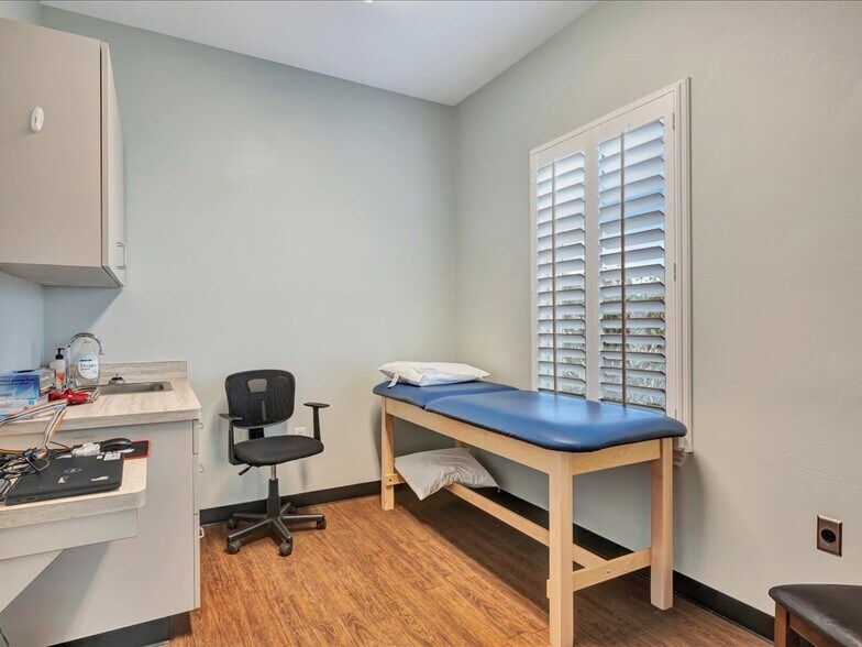 More Photos Of 203 Christie Dr, Lufkin Healthcare For Sale