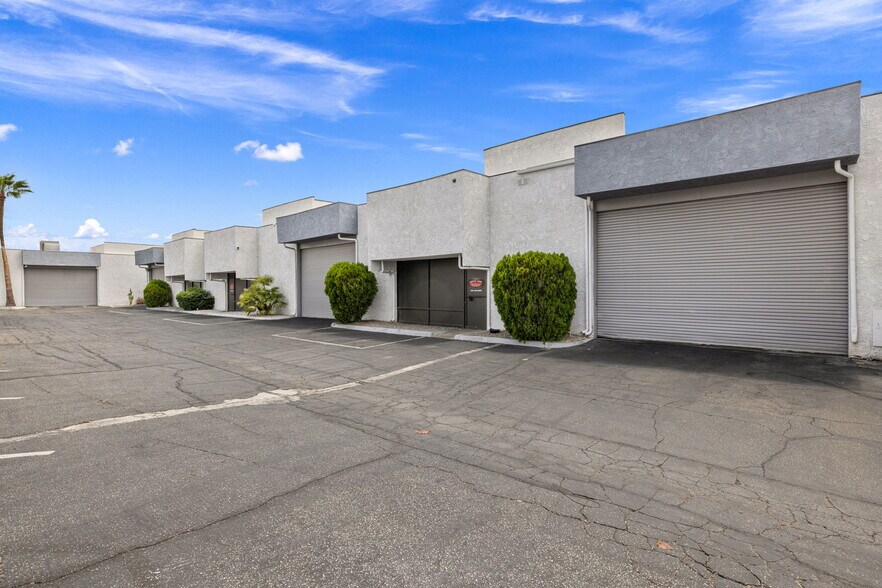 More Photos Of 800 S Vella Rd, Palm Springs Warehouse For Lease