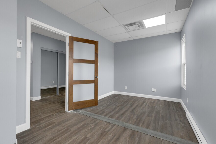 More Photos Of 298-300 Ch du Bord-du-Lac-Lakeshore, Pointe-claire Storefront For Lease
