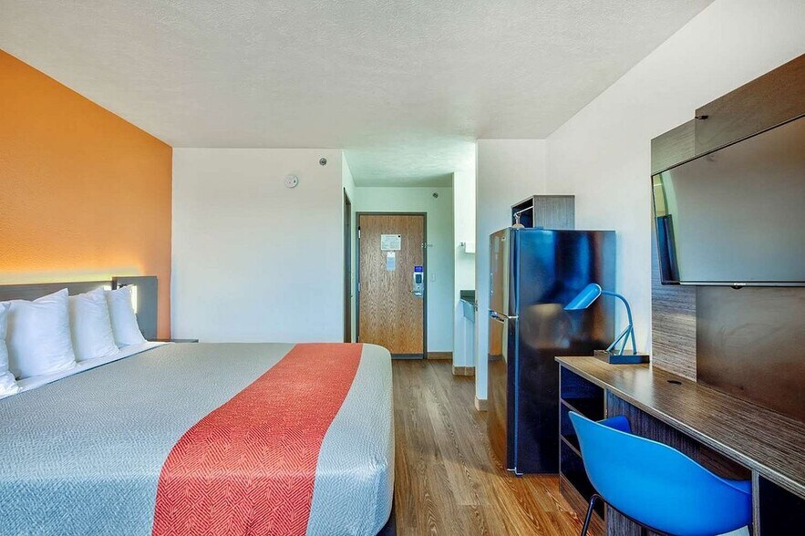 More Photos Of 2113 Sapp Bros Dr, Percival Hotel For Sale