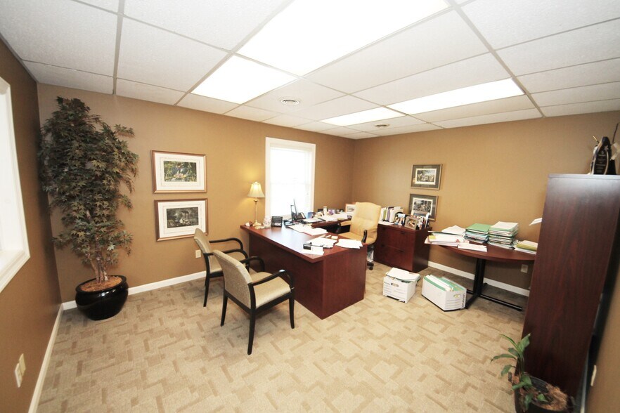 More Photos Of 2777 W Clay St, Saint Charles Office For Lease