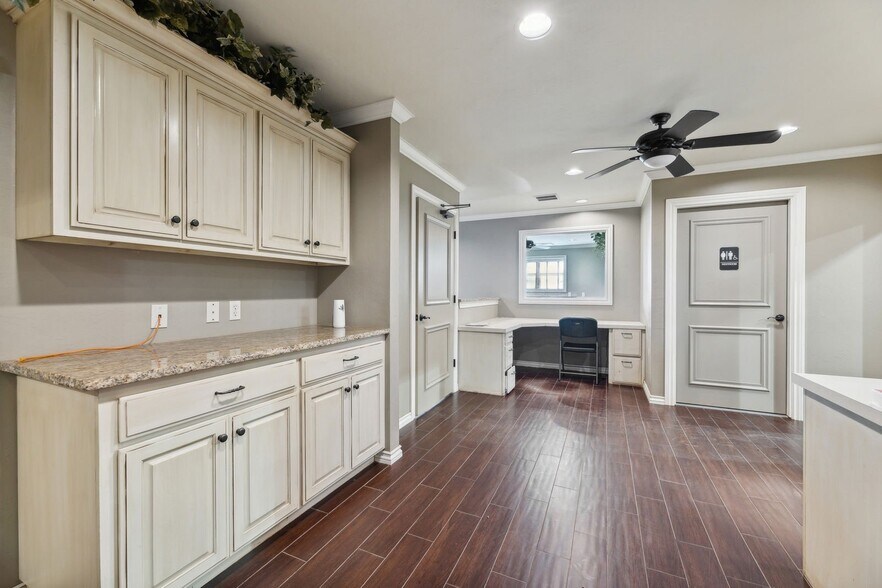 More Photos Of 300 NW 104th St, Oklahoma City Warehouse For Lease