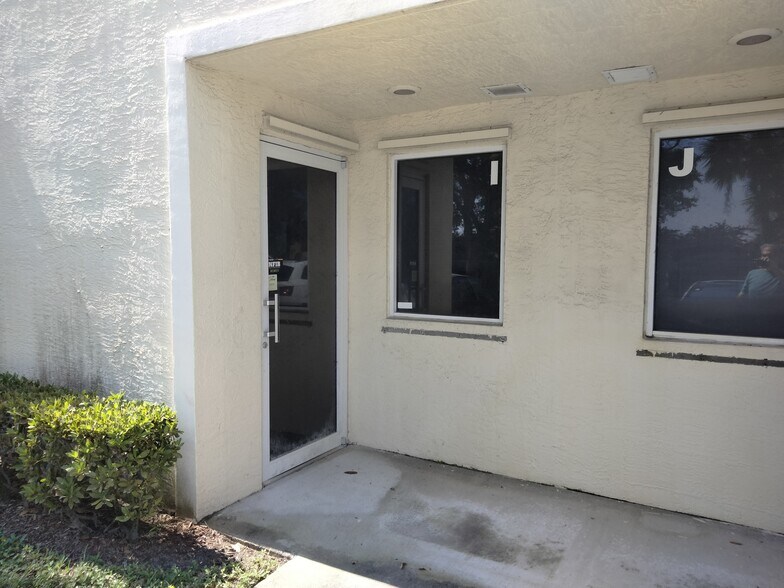 More Photos Of 352 Tall Pines Rd, West Palm Beach Warehouse For Lease