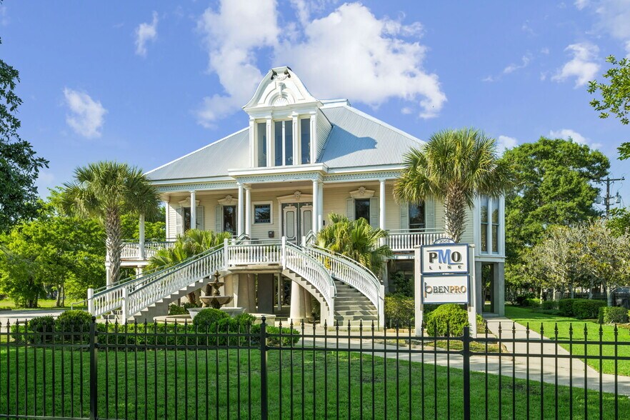 More Photos Of 2001 Lakeshore Dr, Mandeville Office For Sale