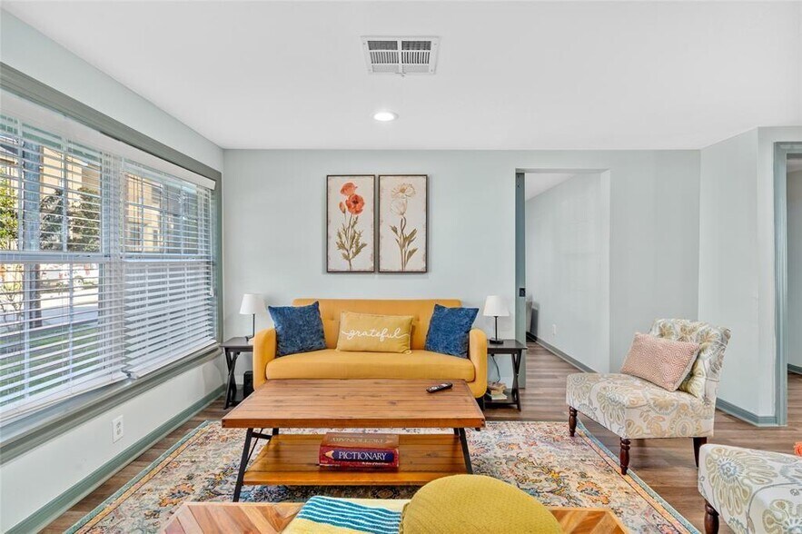 More Photos Of 1118 W 21st St, Houston Office For Sale